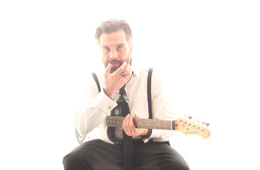 Fototapeta premium sitzender Mann mit Gitarre
