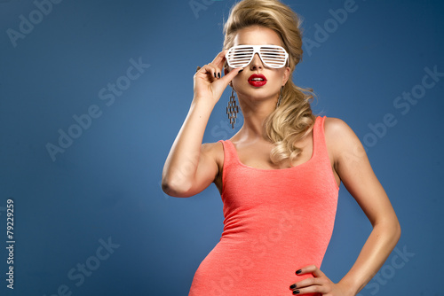 девушка блондинка очки girl blonde glasses бесплатно