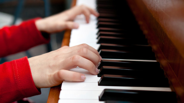 Kinderhände am Klavier