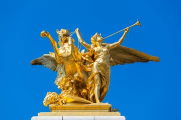 Photo sur Plexiglas Pont Alexandre III Sculpture sur le pilier du pont du Pont Alexandre III