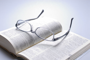 Put the glasses in the English-Japanese dictionary