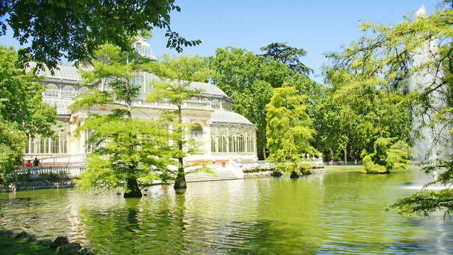 Estanque y palacio de cristal del Parque del Retiro de Madrid
