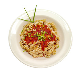 Vollkornnudeln mit Tomatensoﬂe