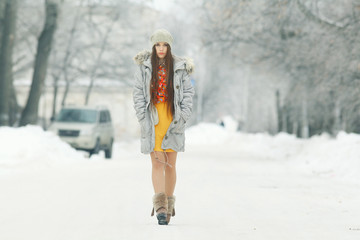 Fototapeta na wymiar glamorous winter portrait of a girl outside