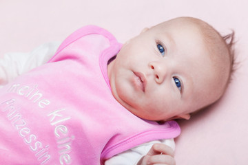 Süsses Baby mit einem rosa Body