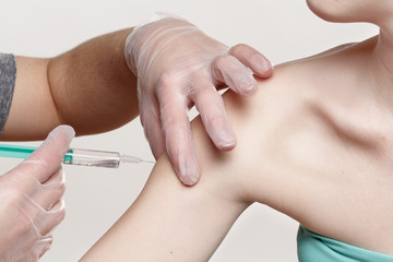 Frau wird geimpft, Vorsorgeimpfung