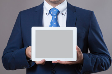 Geschäftsmann hält Tablet Computer