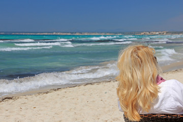 frau am strand