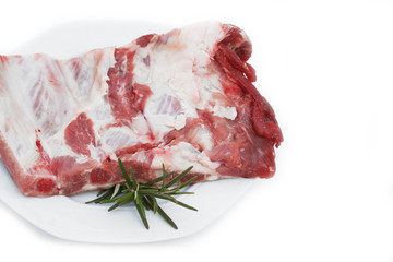 costine di maiale con rosmarino_ sfondo bianco