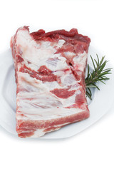 costine di maiale con rosmarino_ sfondo bianco
