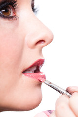 Visagistin tr&auml;gt Lippenstift auf