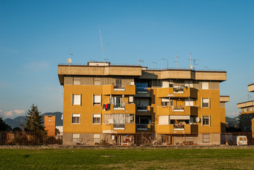 Facciata palazzi pololari, immobili residenziali