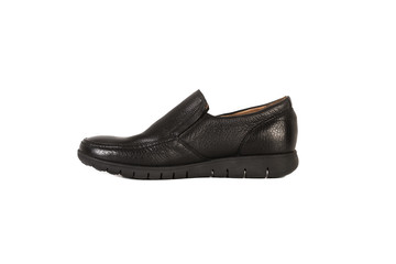 Zapato negro de perfil sobre fondo blanco aislado