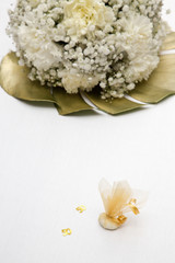 Bouquet di fiori e confetti su sfondo bianco