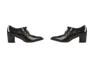 Zapatos negro de perfil sobre fondo blanco aislado