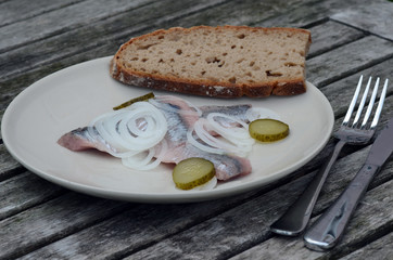 Matjes mit Zwiebeln