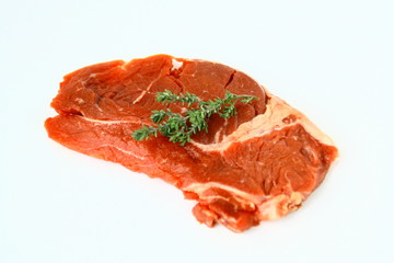 rumsteck cru,thym,isolé,fond blanc