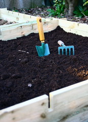 outils de jardinage,dans carré de terreau potager