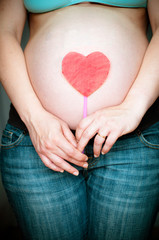 pancia di donna incinta con cuore