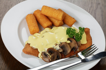 Hähnchenschnitzel Champignons, Sauce Hollandaise, Kroketten
