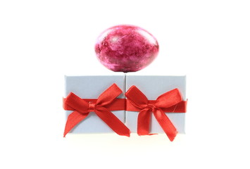 Ein Osterei mit kleinen Geschenken