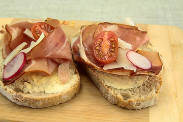 tartines au jambon sec