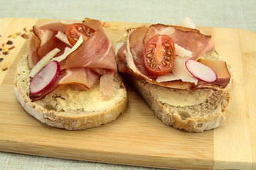 tartines au jambon sec