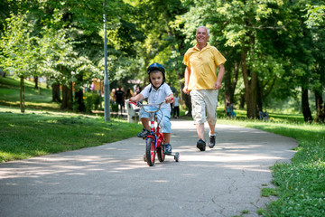 Obraz premium grandfather and child have fun in park