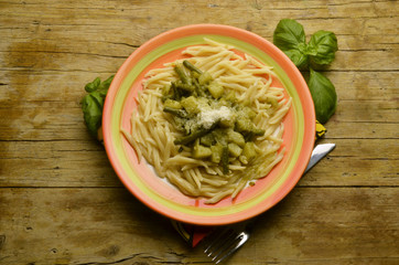 Trofie pesto genovese papas and fagiolini Olasz gasztronómia