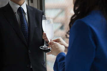 Men and women who are drinking alcohol