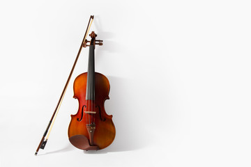 Obraz premium Violin and bow on white background