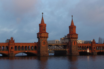 Fototapeta na wymiar oberbaumbrücke in berlin