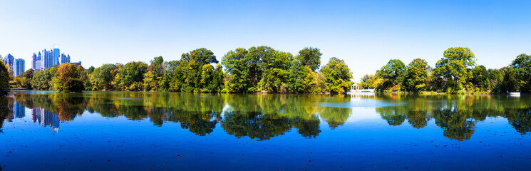 Fototapeta na wymiar Piedmont Lake in Atlanta