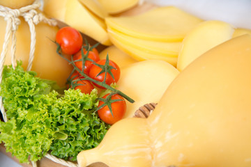 Formaggio, pomodorini e insalata in primo piano