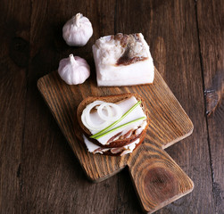 Sandwiches with lard and garlic