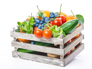 Obst und Gemüse in Holzkiste