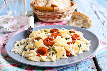 Pasta with sun dried tomatoes, cheese and thyme
