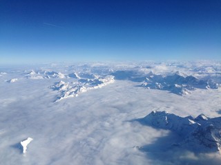 Fototapeta na wymiar vista delle alpi sotto le nuvole