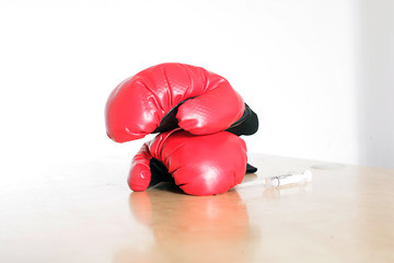 Boxhandschuhe mit Spritze