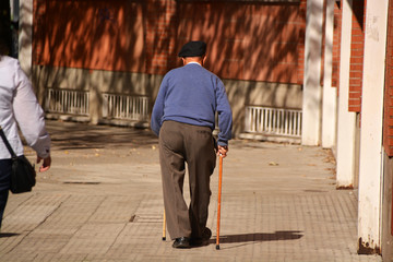 anciano caminando por la calle