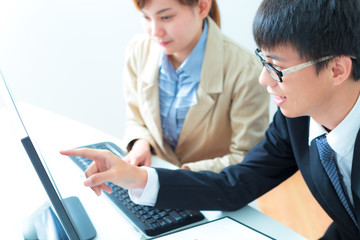 Obraz premium Business people discussing the charts and graphs showing the res