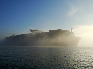 Containerschiff im Nebel auf der Elbe