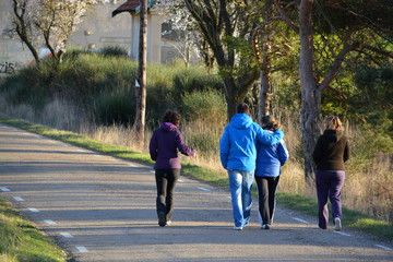 caminando por una carretera