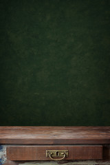 пустой деревянный стол с ящиком на фоне стены