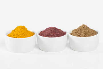Cúrcuma (turmeric), Rhus (sumac) and Myristica (nutmeg)