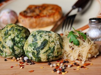 spinatknödel mit sauerkraut