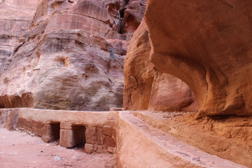 У древней дамбы в каньоне