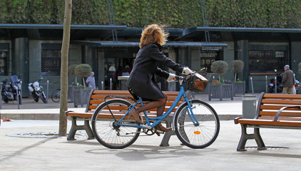 Femme &agrave; v&eacute;lo