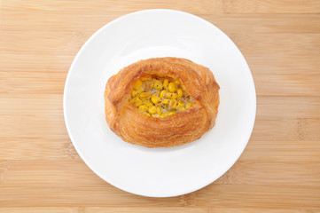 お皿にのせた コーンパン 総菜パン テーブル