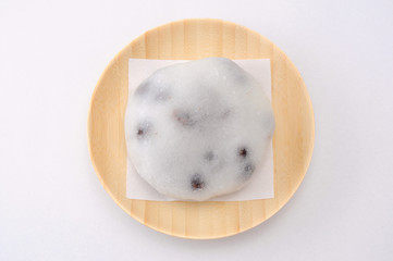 お皿にのせた 日本の和菓子 豆大福 白背景